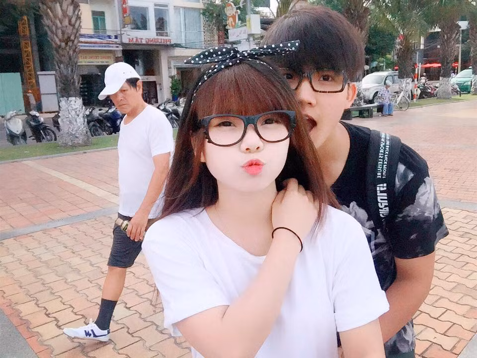 Trong khoảng thời gian hơn 2 năm yêu, mỗi tháng Nhi và Trọng gặp nhau một lần, hai người thay nhau đến nơi mà người yêu mình đang sinh sống để san bớt những gánh nặng về kinh phí di chuyển xa xôi. Ngoài ra việc gọi điện, nhắn tin, quan tâm tới nhau hàng ngày cũng giúp những khoảng cách giữa hai người được thu hẹp. Thời buổi công nghệ, Internet bùng nổ nên việc liên lạc hay đơn giản chỉ là "được nhìn thấy nhau" của đôi bạn trẻ cũng giảm bớt đi một phần khó khăn.