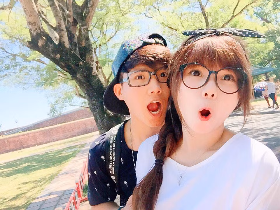 Kịch tính ở chỗ, chỉ sau khoảng 1 tuần nhận lời tỏ tình của Bảo Trọng, Quỳnh Nhi do suy nghĩ quá nhiều về những khoảng cách giữa hai người, suy nghĩ về vấn đề tuổi tác, về cách trở địa lý... cô đã đề nghị chia tay với Trọng nhưng không tiết lộ lý do. Quá bất ngờ, sốc và buồn vì đề nghị này, Bảo Trọng sau đó đã đặt vé máy bay, không ngại tốn thời gian, tiền bạc để đến nơi Quỳnh Nhi sinh sống và hỏi bằng được lý do bạn gái đòi chia tay.