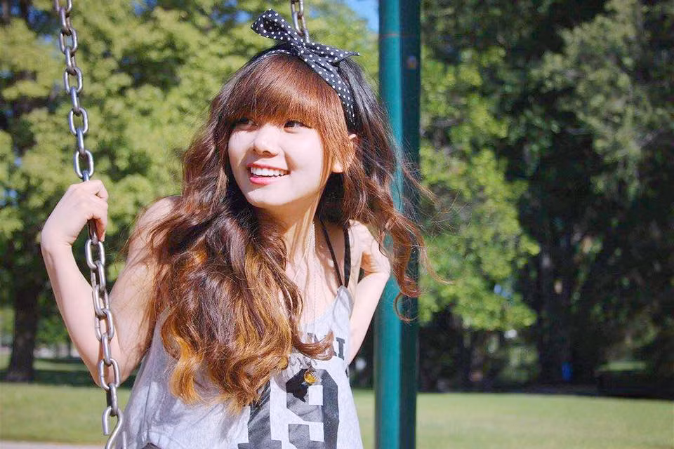 Hồ Quỳnh Nhi, sinh năm 1995, nickname Múi Xù được đông đảo bạn trẻ Việt biết đến qua nhiều clip cover trên Youtube. Cô bạn sở hữu vẻ ngoài xinh xắn, dễ thương và một giọng hát ngọt ngào nên được các fan mạng hâm mộ, dành tặng cho những lời khen không ngớt. Hiện đang sinh sống ở Mỹ, cô gái gốc Huế còn từng gây ấn tượng khi chia sẻ câu chuyện tình yêu với một chàng trai kém mình 3 tuổi, trải qua không ít kỷ niệm buồn, vui, ghi dấu ấn đậm nét trong một thời kỳ của tuổi trẻ sôi nổi.