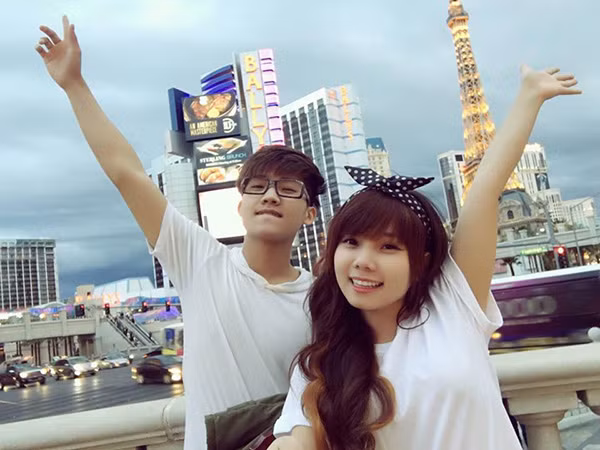 Bạn trai của Quỳnh Nhi là anh chàng Nguyễn Đoàn Bảo Trọng, sinh năm 1998, hiện cũng đang định cư ở Mỹ. Trọng và Nhi sống ở hai tiểu bang khác nhau, hiện tại dù không thường xuyên gặp gỡ, gắn bó với nhau hàng ngày nhưng tính đến nay, cặp đôi " Chị ơi, anh yêu em này" cũng đã có hơn 2 năm yêu nhau ở cả Việt Nam và Mỹ. Chuyện tình của họ cũng chứa đầy những sự tình cờ đáng yêu và cho thấy khoảng cách địa lí không phải là vấn đề tạo ra nhiều trắc trở trong chuyện tình cảm.