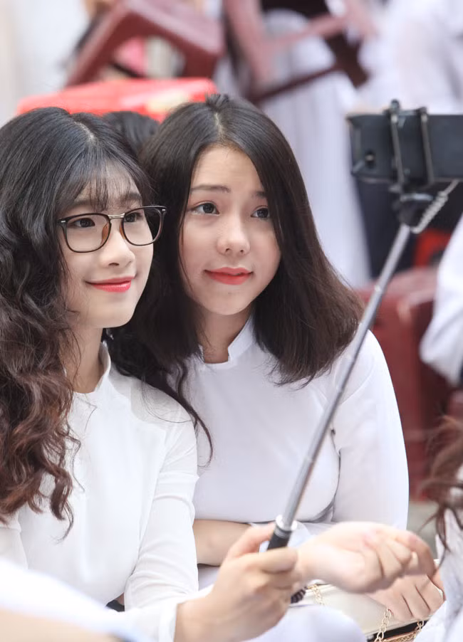 Nữ sinh rạng ngời trong nắng thu Hà Nội.