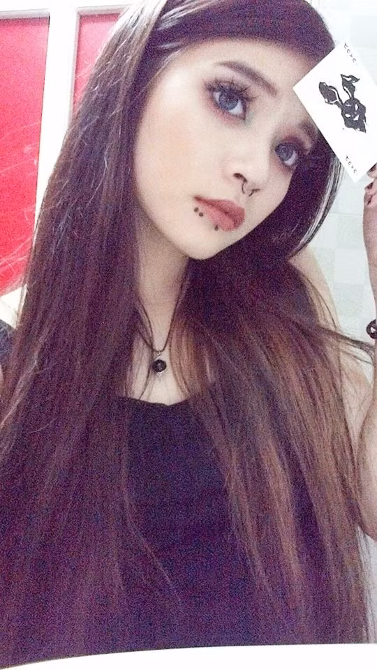 Là một cô gái có tính cách năng động và phóng khoáng, bạn bè của bông hồng lai 9X đa số là người nước ngoài. Cô nàng cũng thường xuyên nhuộm tóc, ăn mặc theo phong cách của giới trẻ phương Tây, vì vậy mà khi ra đường, hay tới các địa điểm công cộng, Đoàn Tiên thường bị mọi người nhầm lẫn và chào hỏi bằng tiếng Anh.