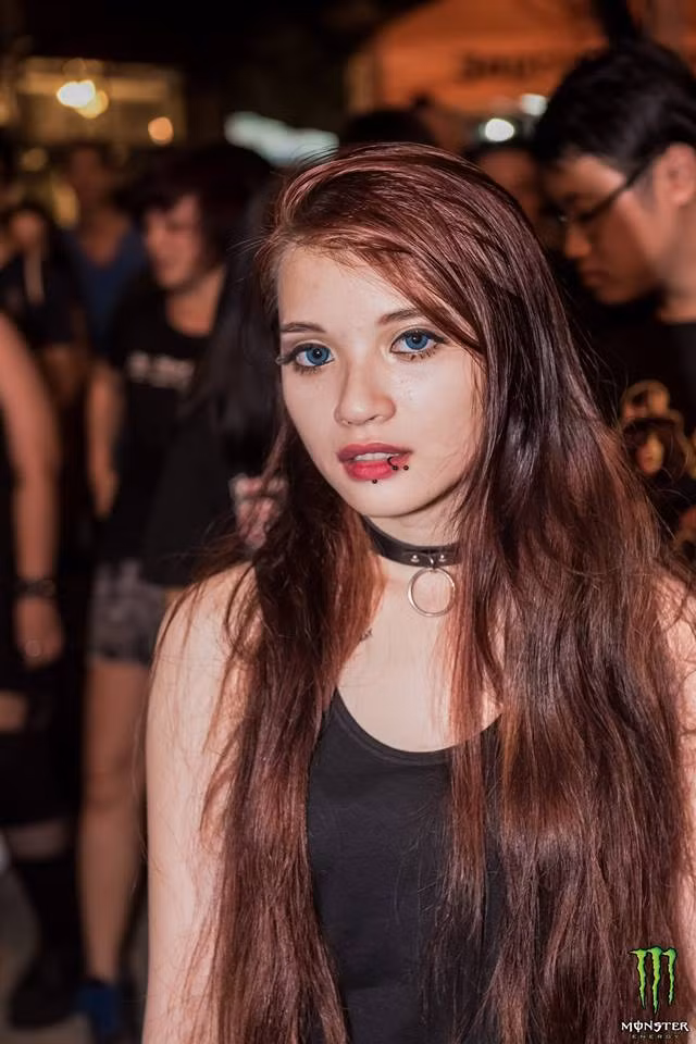 Không quá bận tâm đến những lời nhận định, đồn đại của mọi người, Đoàn Tiên vẫn tiếp tục "tậu" thêm cho mình số khuyên trên môi và những hình xăm độc trên cánh tay hay trên người.