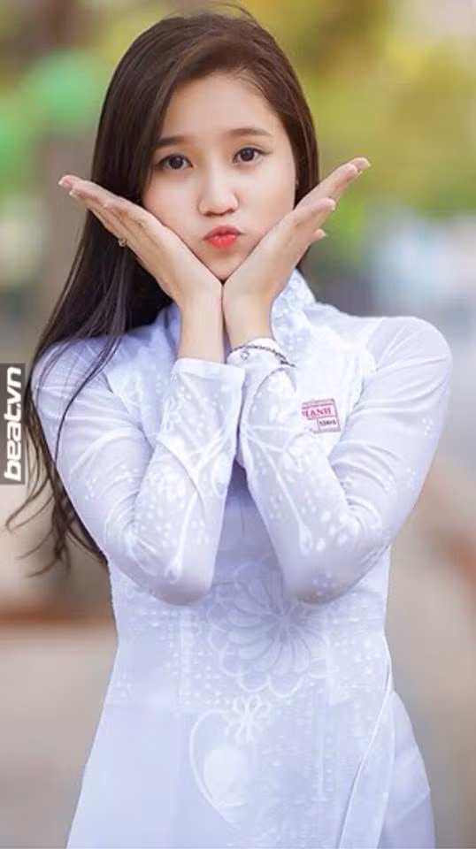 Nhân ngày khai trường, các nữ sinh cũng không quên tận dụng những cơ hội hàn huyên, tâm sự hay tạo dáng nhí nhố để lưu giữ lại những ký ức tuổi học trò.