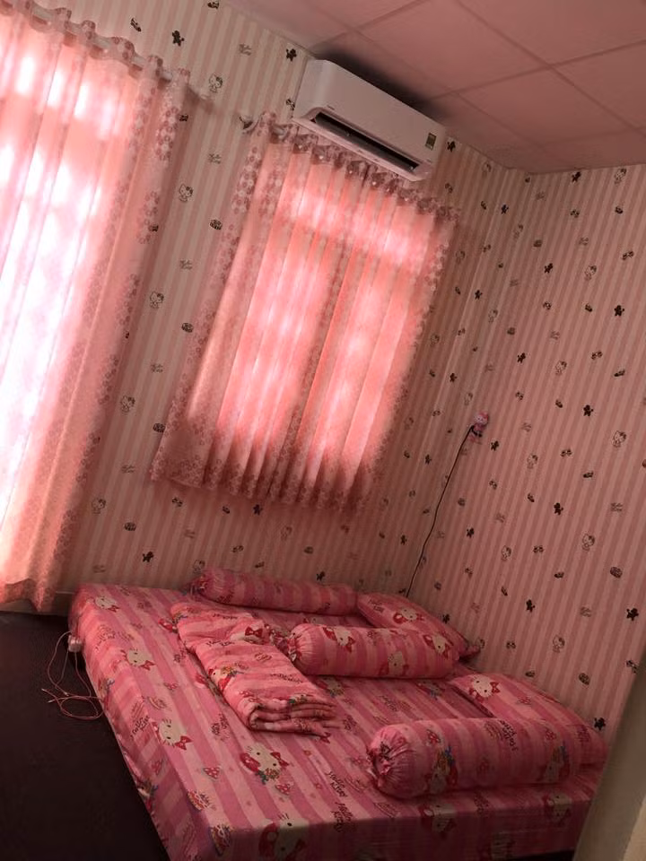 Anh Thắng và vợ kết hôn được hơn một năm nhưng tình cảm của hai vợ chồng luôn gắn bó, khăng khít. Chỉ riêng hành động yêu chiều, lắng nghe và sẵn sàng dành thời gian, công sức làm những điều vợ thấy thích của Anh Thắng đã khiến nhiều chị em phát hờn vì ghen tỵ.