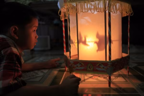 Một loại đèn chơi Trung thu khác từng rất phổ biến, quen thuộc với trẻ em trong quá khứ là đèn kéo quân. Khác với những loại đèn khác, đèn kéo quân trước đây được làm thủ công cầu kỳ, tỉ mỉ hơn. Loại đèn này có hình dáng và cách chơi rất thú vị, nhưng đáng tiếc là hiện nay không còn xuất hiện nhiều tại các khu chợ, con phố Trung thu ở Hà Nội hay Sài Gòn nữa. Thay vào kiểu đèn làm thủ công truyền thống, đèn kéo quân ngày nay được lắp thêm một vài thiết bị điện tử, nến, đèn dầu được thay bằng đèn điện chạy pin khiến nó mất đi phần nào sự dân dã.