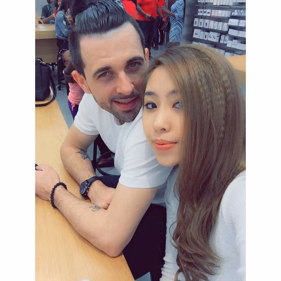 Trước nay, Sam chỉ muốn xin con nuôi, chứ không muốn đẻ vì sợ người sẽ xấu, nhưng vì thương chồng, khi Mike tâm sự anh khao khát có con nên cô đành chấp nhận chờ đợi số phận an bài. Sau một thời gian chờ đợi, 2 vợ chồng hân hoan đón tin mình đã lên chức. Từ thời điểm đó, anh chồng Tây bắt đầu trở thành người nội trợ chính trong gia đình. Chính hành động sẵn sàng thay đổi bản thân để hi sinh vì vợ của Mike khiến không ít phụ nữ trầm trồ thán phục.