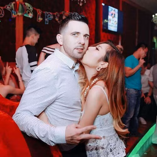 Theo chia sẻ của người trong cuộc, Sam và ông xã quen nhau trong một lần tình cờ lúc đến nhà một người bạn. Từ lần gặp đầu tiên ấy, Mike đã cảm mến Sam và muốn tiếp cận làm quen. Qua nhiều lần cầm cưa, trồng cây si, cuối cùng thì Sam cũng gật đầu làm bạn gái của một anh chàng người Tây chính hiệu. Họ về sống cùng nhau rồi đăng ký kết hôn như những đôi uyên ương bình thường khác.