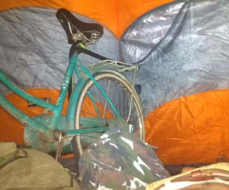 Chiếc xe đạp, người bạn đồng hành thân thiết cùng anh Hoan trên mọi nẻo đường.