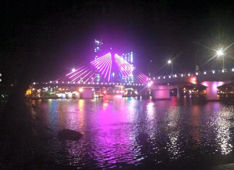 Những bức ảnh về các địa danh du lịch của đất nước cũng được anh Hoan lưu giữ lại trên đường đi như cầu Rồng Đà Nẵng, phố cổ Hội An… Cảnh vật và con người mỗi vũng miền hiện lên sống động và gần gũi đúng như con người của chàng phượt thủ xe đạp.