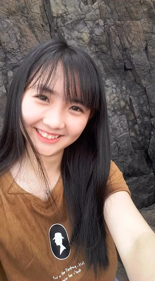 Ấn tượng với nhan sắc và giọng nói của cô giáo xinh đẹp trong clip quay lén, dân mạng Việt đã đổ xô đi tìm kiếm danh tính và sớm thu được thành quả. Được biết, nữ nhân vật chính tên thật là Nguyễn Như Linh, sinh năm 1995. Đoạn clip quay lén được một học sinh trường THPT Nguyễn Huệ, TP HCM thực hiện trong ngày Như Linh ra mắt, chào hỏi lớp học trong tư cách là một cô giáo thực tập. Câu nói ngọt ngào: "Mong được các em giúp đỡ", cùng với những cử chỉ còn khá ngượng ngùng của cô giáo thực tập trẻ tuổi đã để lại nhiều ấn tượng với các bạn học sinh.