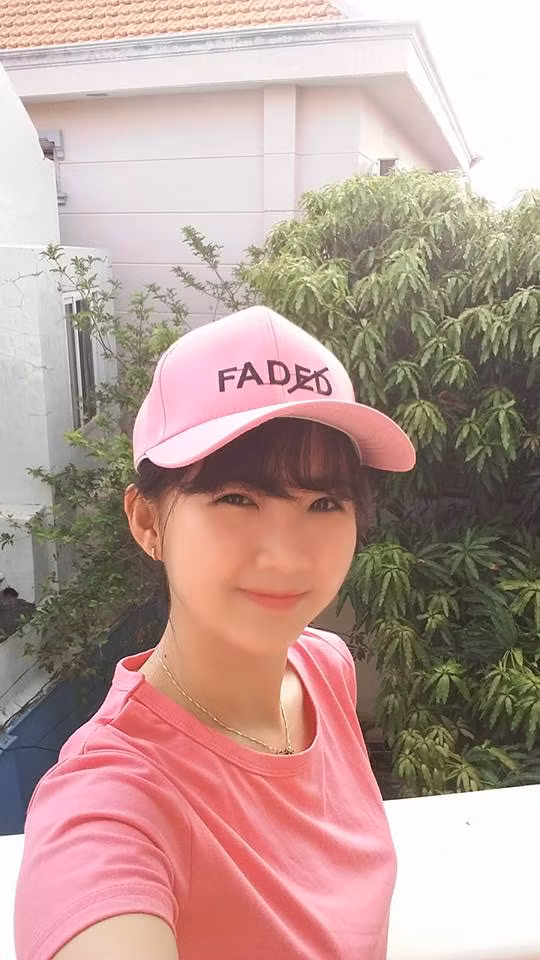 Theo tìm hiểu, cô giáo thực tập xinh đẹp Nguyễn Như Linh từng học tập tại Đại học Nông lâm TP HCM. Cô nàng 9X đến thực tập tại trường THPT Nguyễn Huệ và phụ trách môn Công nghệ. Nhờ những ấn tượng và sự nghịch ngợm từ các bạn học sinh trong lớp mà Như Linh đã vô tình nổi tiếng, trở thành nhân vật được rất nhiều bạn trẻ, cư dân mạng khen ngợi. Vẻ ngoài dễ thương, trong veo của cô giáo trẻ là ấn tượng khiến bất kỳ ai cũng có thể yêu mến cô ngay từ cái nhìn đầu tiên.