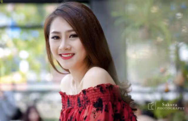 Khá nổi tiếng trong giới trẻ Việt nhờ gương mặt xinh xắn và lối diễn xuất tự nhiên trong series phim ngắn hài Kem Xôi TV, Đinh Hải Yến, cô bạn sinh năm 1993, cựu sinh viên trường Đại học Văn hóa Hà Nội được người hâm mộ gọi với biệt danh hot girl Kem Xôi. Hải Yến đang ngày càng khẳng định được tài năng trong vai trò diễn viên, người mẫu ảnh, quay phim…