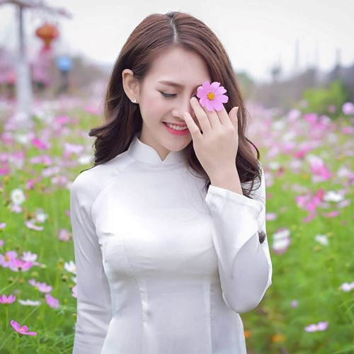 Là một cô gái trẻ xinh đẹp, hiện đại, năng động và không ngừng nỗ lực theo đuổi sở thích của mình, Hải Yến là một trong hot girl 9x được mọi người yêu mến vì chính tài năng, sự cố gắng và lối sống không scandal.