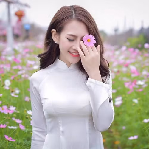 Là một cô gái trẻ xinh đẹp, hiện đại, năng động và không ngừng nỗ lực theo đuổi sở thích của mình, Hải Yến là một trong hot girl 9x được mọi người yêu mến vì chính tài năng, sự cố gắng và lối sống không scandal.