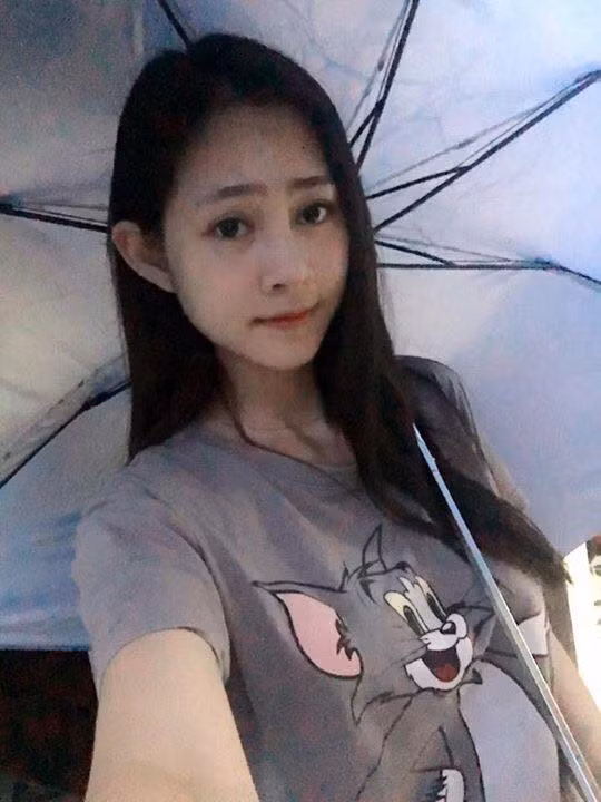 Ngoài đời Hải Yến là người thân thiện, kín đáo và dễ gần, cô bạn lựa chọn cách ăn mặc giản dị, đáng yêu.