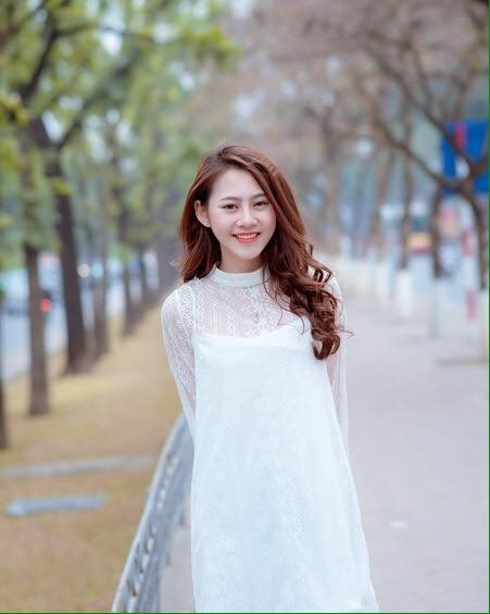 Hải Yến bén duyên với nghiệp diễn viên qua bộ phim “Gia phả của đất” của đạo diễn Quốc Trọng nhưng chỉ giữ một vai rất nhỏ, mãi sau này khi tham gia diễn trong Kem Xôi TV thì tên tuổi của cô bạn mới được mọi người biết đến rộng rãi.