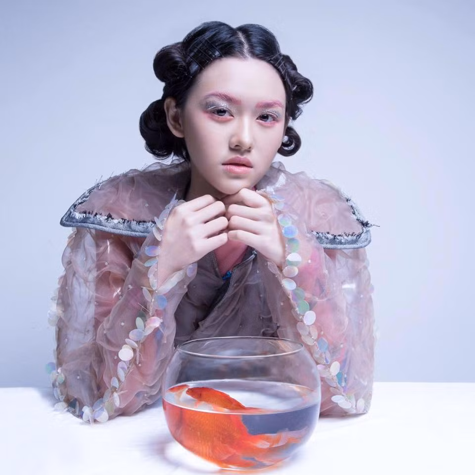 Gương mặt thanh tú, hài hòa luôn biến hóa uyển chuyển của cô bạn nữ sinh xinh đẹp trong mọi concept. Ảnh trong bài: Facebook nhân vật.