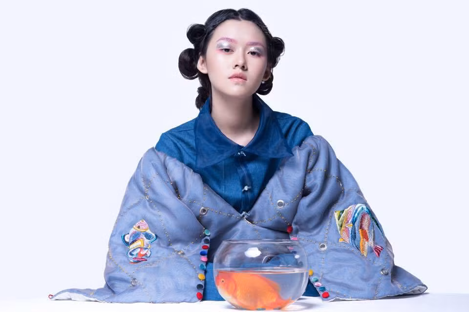 Khi hóa thân vào các concept thời trang nghệ thuật, Tường San dường như lại trở thành một con người khác. Vẻ đẹp lạnh lùng, kiêu sa khó rời mắt.