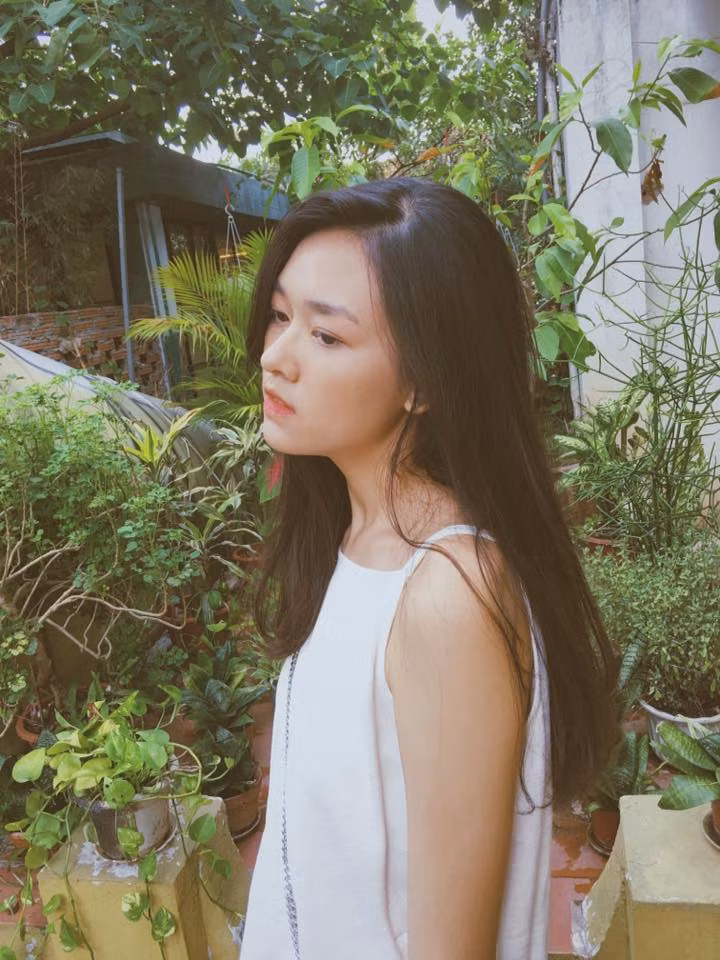 Tuy mới ở độ tuổi trăng tròn, Tường San đã có khá nhiều kinh nghiệm trong vai trò người mẫu ảnh. Sẵn nền tảng gia đình có truyền thống làm thiết kế thời trang, vậy nên cô bạn đã có thời gian tiếp xúc với những buổi photoshoot từ khá sớm. Dưới sự hướng dẫn của chị gái, Tường San bắt đầu tham gia chụp ảnh thời trang khoảng 1 năm trước.