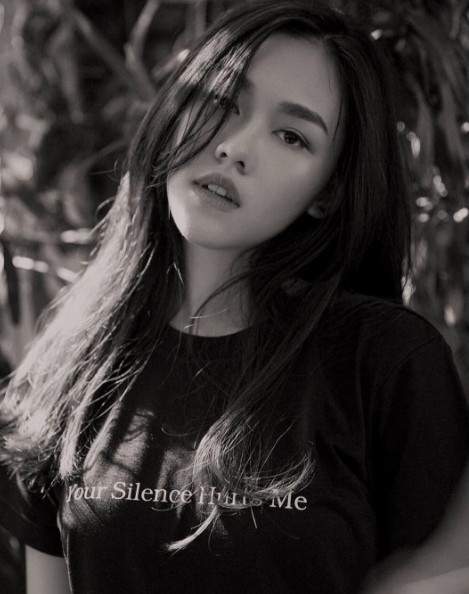 Tường San có khuôn mặt hài hòa, chiếc mũi cao và cách thể hiện cảm xúc trước ống kính rất chuyên nghiệp. Ngay cả để mặt mộc không trang điểm, cô bạn cũng dễ dàng hạ gục trái tim người đối diện bằng vẻ đẹp trong veo, cuốn hút đến lạ kỳ.