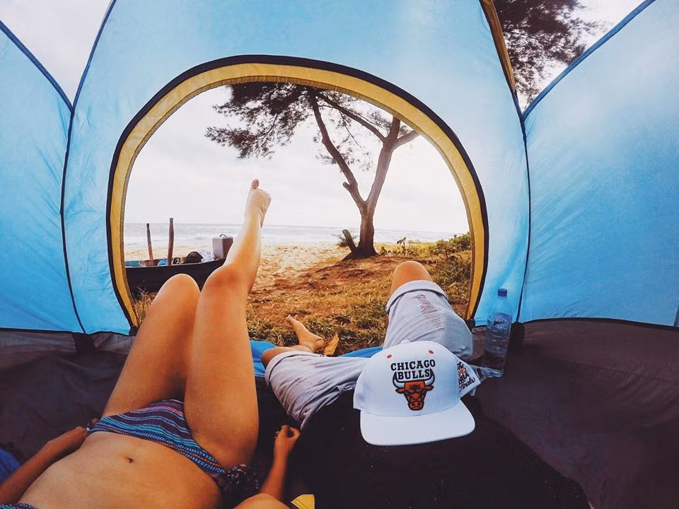 Lời tâm sự rất chân thành kèm theo clip cầu hôn đẹp nhất hệ mặt trời của Duy Lân, anh chàng quay phim Hà Thành cùng cô bạn gái Trúc Anh, chủ một cửa hàng thời trang, đang làm “rụng tim” hàng triệu dân mạng Việt. “Cô ấy nói với tôi là bao giờ anh phải cầu hôn em được người ta quay lên thời sự VTV3 thì em mới lấy anh. Tôi chả giấu được cô ấy chuyện gì, nên việc sẽ tạo ra 1 màn cầu hôn bất ngờ, cùng với bạn bè và người thân như công việc mà mọi lần tôi vẫn quay cho người ta quả thật là khó”.