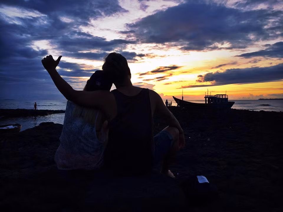 Đôi uyên ương hạnh phúc bên nhau trong chuyến du lịch trên đảo Phú Quốc.