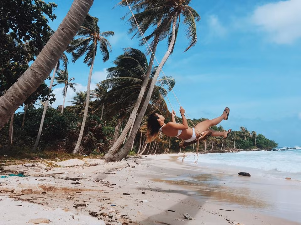 Và chắc chắn không cô gái nào có thể từ chối lời cầu hôn quá đỗi ngọt ngào như thế này của Duy Lân dành cho bạn gái Trúc Anh “anh nghĩ mình đã yêu nhau đủ lâu để có thể hiểu và ở bên nhau cả đời, em lấy anh nhé". Đáp lại tình cảm của bạn trai, Trúc Anh gật đầu và nói “em đồng ý” trong tiếng hò reo, chúc mừng của mọi người trên bãi biển.