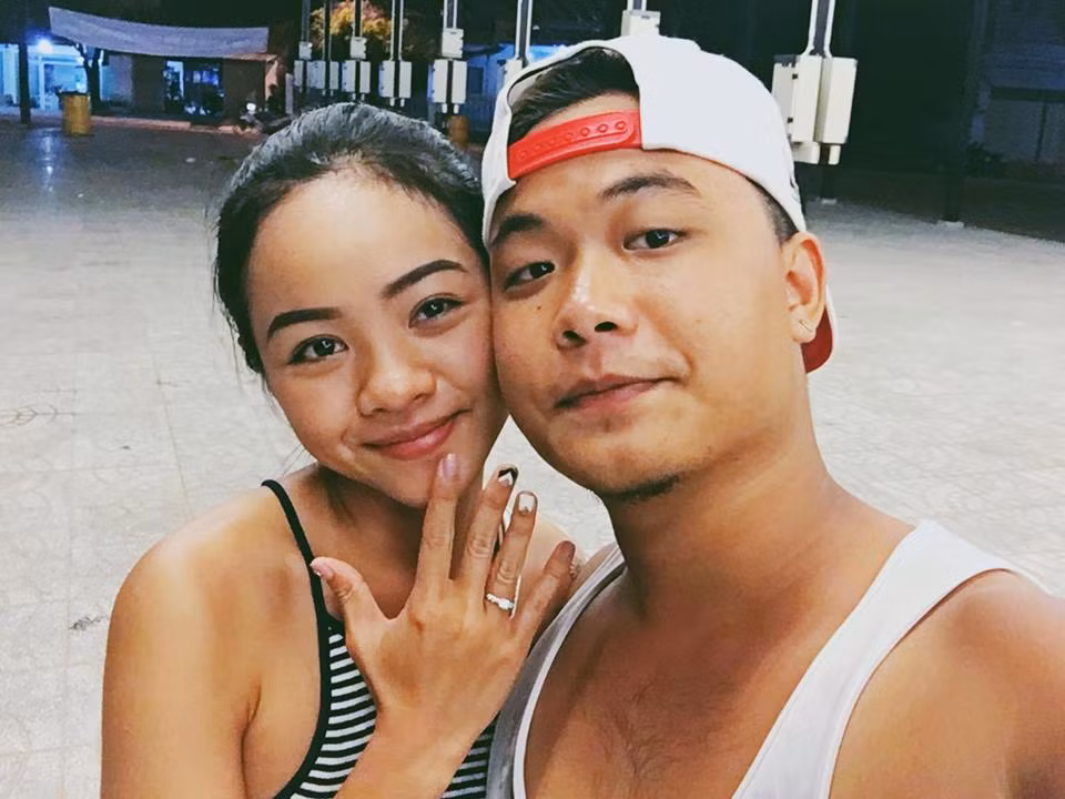 Trúc Anh cười mãn nguyện khoe ảnh nhẫn cưới sau màn cầu hôn quá đỗi lãng mạn mà Duy Lân dành tặng cho mình.