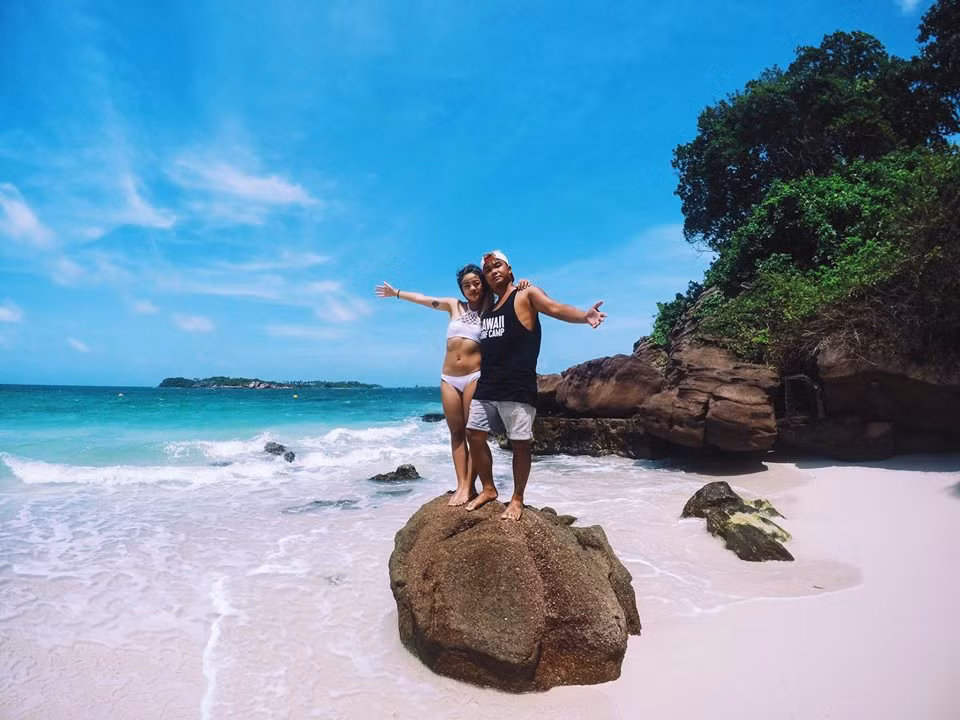 Theo như lời kể hóm hỉnh của hai người thì họ làm được bao nhiêu tiền đều để dành đi du lịch. Toàn bộ các địa điểm du lịch đẹp, nổi tiếng của Việt Nam như đảo Lý Sơn, Hội An, Mộc Châu, Sài Gòn... cặp đôi đều sắp xếp thời gian để cùng nhau vi vu trải nghiệm. Sẵn anh bạn trai là dân quay phim lại có năng khiếu chụp ảnh, Trúc Anh cũng tậu thêm cho mình các bức ảnh đẹp xuất sắc.