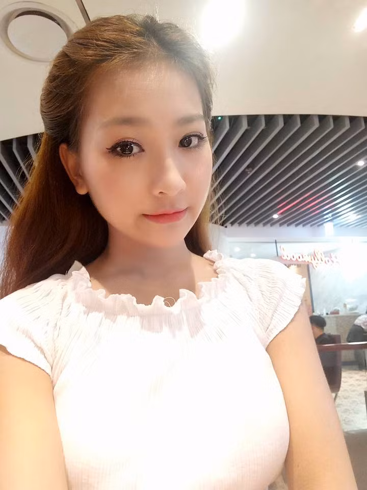 Ngắm nghía nhan sắc xinh tựa búp bê của Bùi Thị Yến, chắc chắn không ai có thể đoán ra 9X Thanh Hóa này lại là một người dân tộc Mường. Xinh xắn, trắng trẻo và khá yêu thích phong cách gợi cảm... Bùi Thị Yến có vẻ ngoài giống với nhiều cô nàng hot girl hiện đại. Tuy nhiên, cũng chính những điều này khiến Yến phải nhận một số lời đánh giá không hay khi một bộ phận dân mạng cho rằng cô là người khá "đua đòi" và "quên đi gốc gác của mình".