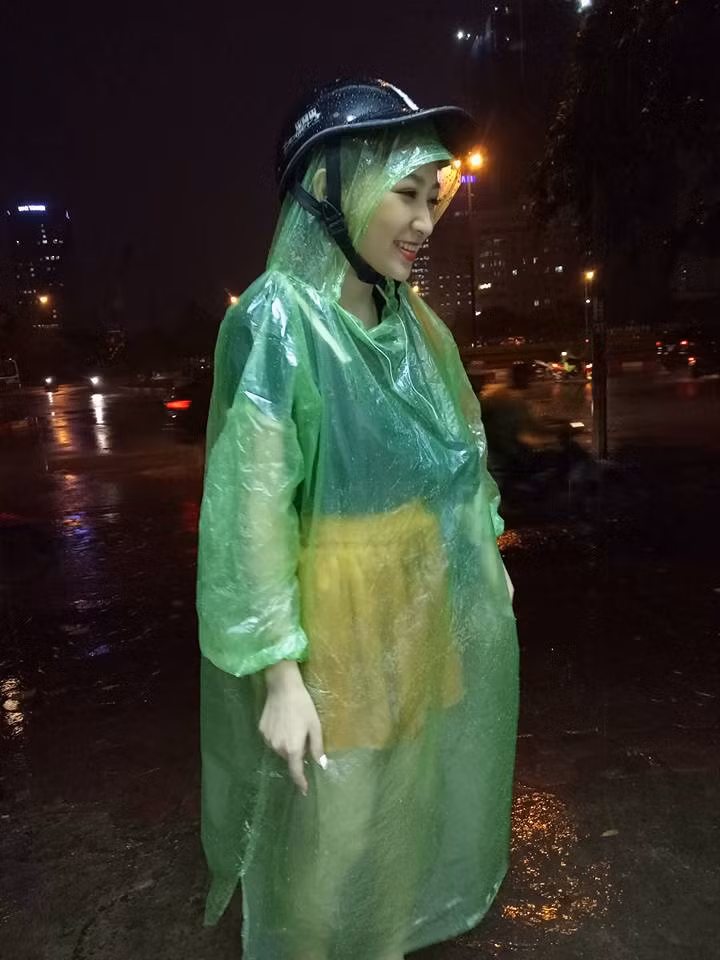 Dù chưa thể hiện một tài năng nào nổi bật nhưng với tính cách vui vẻ, cùng với nhiều hình ảnh dễ thương, hút like trên Facebook... Bùi Thị Yến được nhiều người yêu quý đặt cho biệt danh "hot girl ăn chè" hay "hot girl Thanh Hóa".