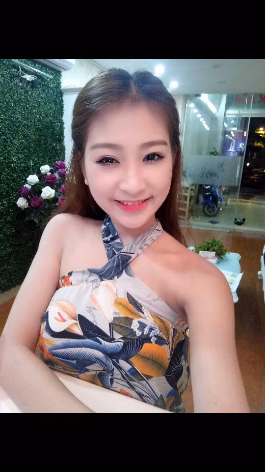 Với gần 10 nghìn lượt xem và chia sẻ, clip "mỹ nhân ăn chè" được nhiều dân mạng nhận xét là "hot không kém chung kết thi hoa hậu". Quá ấn tượng với nhan sắc của cô gái trong clip ngắn, dân mạng, đặc biệt là các chàng trai đã tức tốc xắn tay áo truy lùng danh tính cùng trang cá nhân của cô nàng này. Và sự thật được tìm hiểu ra sau đó cũng tạo ra không ít điều bất ngờ.