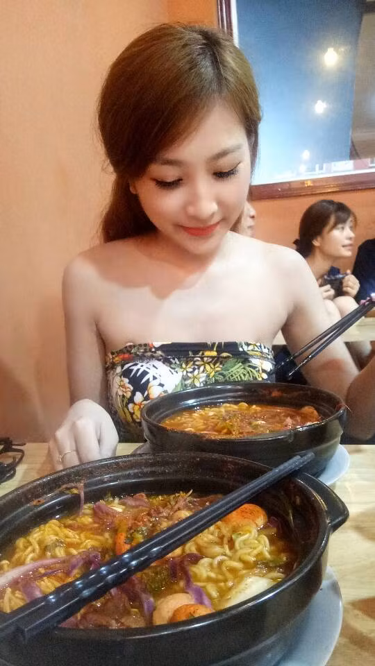 Theo tìm hiểu, "mỹ nhân ăn chè" làm điên đảo dân mạng vài ngày qua tên thật là Bùi Thị Yến và cô nàng tự giới thiệu mình trên trang cá nhân là người dân tộc Mường. Bùi Thị Yến là một cô gái Thanh Hóa, năm nay 22 tuổi và từng có thời gian học tập tại trường THPT Dân tộc nội trú tỉnh Thanh Hóa. Với những thông tin này, Yến đã khiến biết bao chàng trai "há hốc mồm" vì quá ngạc nhiên.