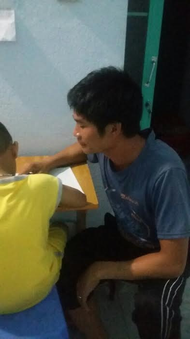 Được biết tài xế Phan Văn Bắc quê ở huyện Đạ Huoai, Lâm Đồng, làm nghề lái xe tải từ nhiều năm nay và có cuộc sống khá giản dị. Đọc những thông tin về hành động của anh Bắc, rất nhiều độc giả trên cả nước đã bày tỏ sự cảm kích, lòng biết ơn tới anh. Được nhiều người khen ngợi, anh Bắc vẫn tỏ ra rất khiêm tốn, chỉ chia sẻ những thông tin quan trọng khi được các phóng viên, cơ quan chức năng yêu cầu mà dường như không tự nói về bản thân mình. Ảnh: Người Lao Động.