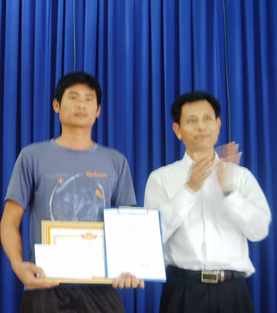 Tấm gương sáng về lòng nghĩa hiệp và sự dũng cảm của anh Phan Văn Bắc được mọi người, đặc biệt là cánh lái xe vô cùng cảm kích. Trên nhiều diễn đàn trao đổi thông tin thời sự, vài ngày nay có rất nhiều người nêu ý kiến các cơ quan chức năng nên trao thưởng hoặc có hình thức khen ngợi, động viên xứng đáng dành cho anh Bắc bởi việc làm của anh cho đến nay được xem là rất cao cả, giàu ý nghĩa và có sức tác động đến cộng đồng, dư luận. Và không để lòng dân thất vọng, sau khi vụ việc được xử lý, Ban An toàn giao thông tỉnh Lâm Đồng đã đề xuất UBND tỉnh tặng bằng khen đột xuất cho tài xế Bắc vì có hành động dũng cảm. Ảnh: Người Lao Động.