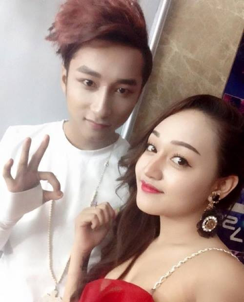 Nhiều người khẳng định, Viễn Thiện đang cố ý tận dụng lợi thế về ngoại hình giống người nổi tiếng để trục lợi, dấn thân vào showbiz. Hàng loạt những thay đổi về ngoại hình thời gian gần đây của anh chàng là minh chứng rõ nét nhất cho điều này.