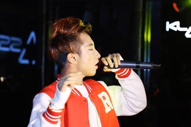 Trên trang cá nhân của mình, Viễn Thiện liên tục khẳng định mình không muốn trở thành bản sao của Sơn Tùng, cùng với đó chàng trai này cũng mong muốn mọi người đánh giá khả năng ca hát thực của anh với nghệ danh Anh Tom. Tuy nhiên, những hành động trong thực tế của Viễn Thiện thì dường như đã làm lộ động cơ thực chất của anh.