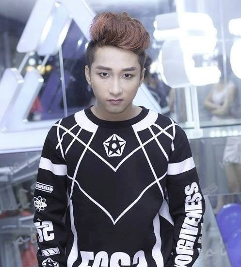 Từ mái tóc, thần thái đều giống ca sĩ Sơn Tùng MTP y chang. Ảnh trong bài: Facebook nhân vật.