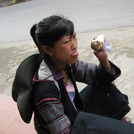 Cô gái “nói tiếng Anh sõi hơn cả tiếng Kinh” nổi tiếng đó chính là Lò Thị Mai, sinh sống tại Sa Pa, Lao Cai. Trước đây, Mai là hướng dẫn viên du lịch địa phương, vì sinh sống ở miền núi, lại là người dân tộc nên vẻ ngoài của cô bé luôn khiến mọi người liên tưởng đến một cuộc sống khó khăn, nghèo khổ và tăng thêm lòng thương, sự thán phục dành cho cô bé. Nhưng ít ai biết, dù xuất thân không phải ở thành phố nhưng với tài năng, sự phát triển không ngừng của mình, Lò Thị Mai hiện đã có một cuộc sống hạnh phúc được xem như “trong mơ” của rất nhiều người.