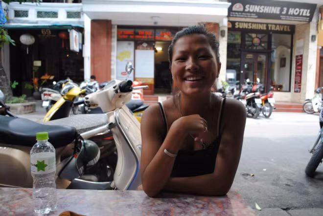 Theo bài đăng do một kênh thông tin về du lịch của Lào Cai, Lò Thị Mai đã trở thành vợ của một chàng trai người Bỉ có tên là Steve. Steve được cho là một người rất giàu có và thành đạt. Sau khi yêu và lấy Lò Thị Mai, anh đã tạo điều kiện cho cô sang Singapore du học. Hiện tại hai người đang sinh sống tại thành phố Heers, ở tỉnh Limburg, nước Bỉ.