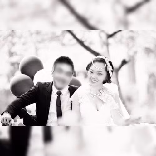 Sau 3 năm yêu nhau, cặp đôi quyết định kết hôn thì số phận nghiệt ngã lại cướp đi người chồng của cô dâu trẻ. Ngay cả ảnh cưới cặp đôi cũng chưa kịp chụp, vì quá cảm động trước câu chuyện tình của 2 người, nhiều dân mạng đã giúp Anh Thư ghép ảnh cưới.