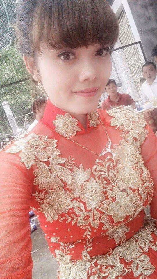 Cô dâu Anh Thư nén nỗi đau, cố gắng vui vẻ trong ngày lễ vu quy của mình.