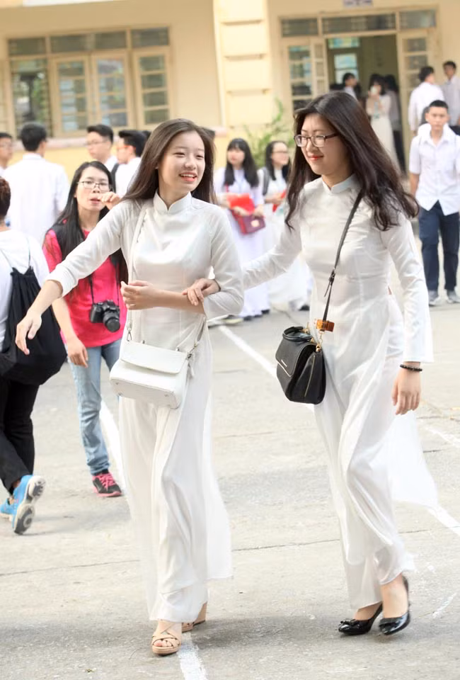 Rảo bước ra về nhưng vẫn cố nán lại trò chuyện cùng nhau.