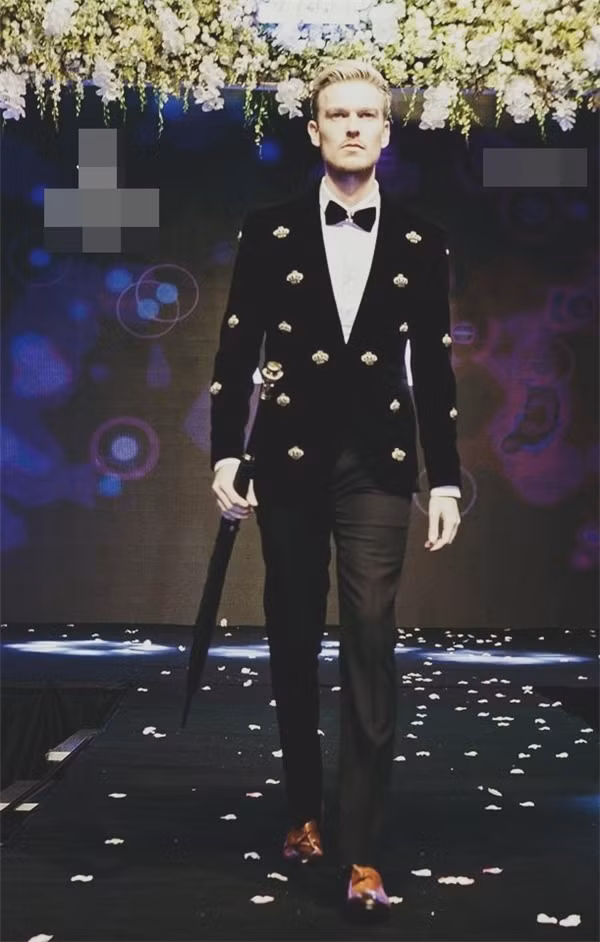 Dân mạng Việt tìm thấy khá nhiều bức ảnh thầy Sebastian Gottschlich xuất hiện trên sàn diễn của một số sự kiện thời trang tại Hà Nội. Ngoài ra thầy giáo trẻ tuổi còn là người mẫu của một số thương hiệu thời trang "sang chảnh" rất nổi tiếng và phổ biến ở Việt Nam hiện nay.