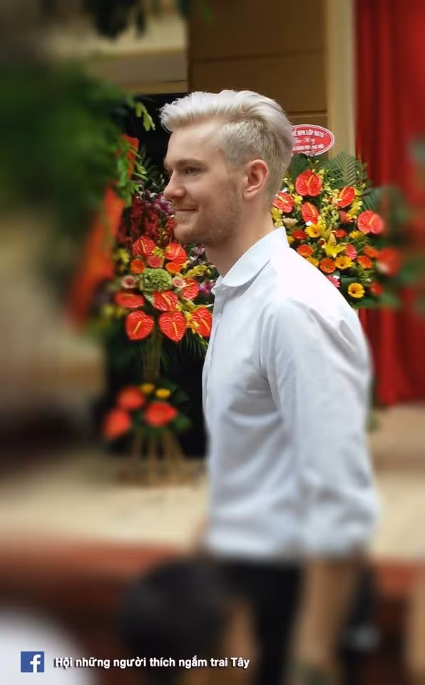 Ngày 5/9/2016 nhiều trường học ở Việt Nam tổ chức lễ khai giảng năm học mới 2016-2017. Ngoài vẻ đẹp của các nữ sinh trong tà áo dài thì sự xuất hiện của những thầy, cô giáo xinh trai, đẹp gái cũng khiến cộng đồng mạng quan tâm và tỏ ra rất thích thú. Một trong những nhân vật nổi tiếng trong ngày khai giảng 5/9, được dân mạng thi nhau chia sẻ ảnh và săn lùng thông tin chính là thầy giáo Tây siêu đẹp trai, có mái tóc bạch kim và vẻ ngoài đầy chất lãng tử.