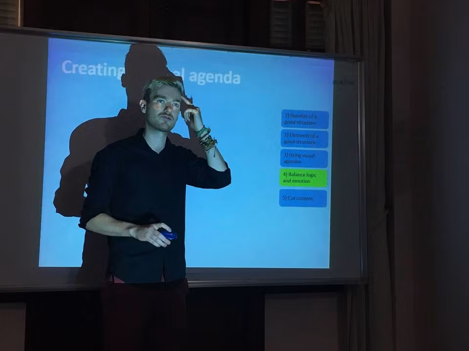 Với những bạn trẻ, sinh viên đã có dịp gặp gỡ và trao đổi cùng Sebastian Gottschlich thì đây là một thầy giáo có khá nhiều kinh nghiệm về giảng dạy tiếng Anh. Ngoài ra, tại trung tâm tiếng Anh nơi Sebastian Gottschlich làm việc trước đây, anh thường xuyên tổ chức những buổi chia sẻ về kỹ năng thuyết trình, kỹ năng nói trước đám đông và một số kỹ năng mềm khác rất hữu ích đối với số đông các bạn trẻ.