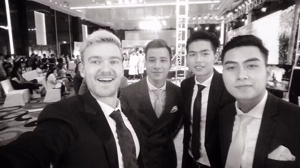 Bức ảnh thầy giáo Sebastian Gottschlich "tự sướng" vui vẻ bên một vài người bạn, đồng nghiệp Việt Nam khác. Ảnh trong bài: Facebook nhân vật.