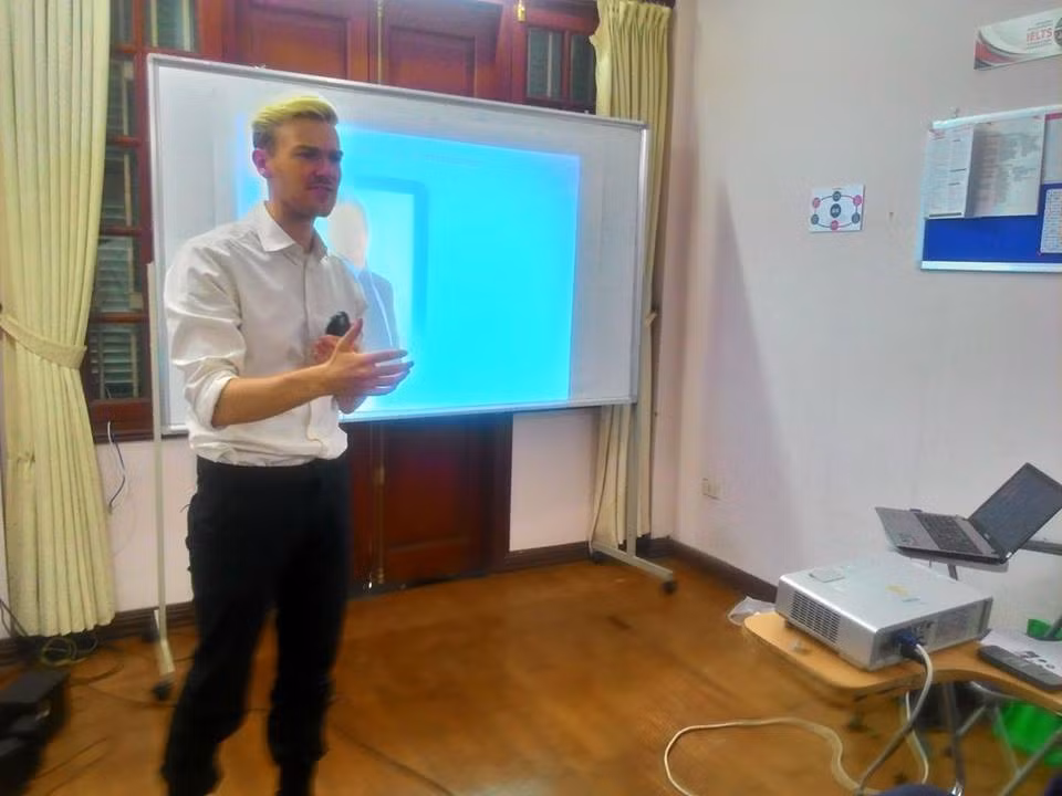 Theo xác nhận của một số học sinh THPT Đống Đa, Hà Nội thì cho đến thời điểm trước khi lễ khai giảng diễn ra, Sebastian Gottschlich không phải giáo viên giảng dạy tại ngôi trường này. Tuy nhiên, sự xuất hiện của Sebastian Gottschlich trong ngày bắt đầu một năm học mới đã khiến các học sinh đồn đoán rằng rất có thể trong năm tới đây, thầy giáo Tây điển trai này sẽ chính thức công tác tại ngôi trường này. Và điều đó khiến các nữ sinh phấn khích tột độ vì chỉ sau vài bức ảnh, họ đã quá say mê vẻ ngoài đẹp trai, lãng tử đầy cuốn hút của thầy giáo trẻ tuổi.