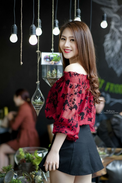 Sở hữu nước da trắng mịn, nổi bật hơn cả nụ cười ngọt ngào đến lịm tim, cô bạn 9X luôn thu hút được mọi ánh mắt mỗi khi xuất hiện. Hải Yến cũng là cái tên thân quen xuất hiện trên nhiều tạp chí tuổi teen nhờ gương mặt ăn hình, không góc chết.